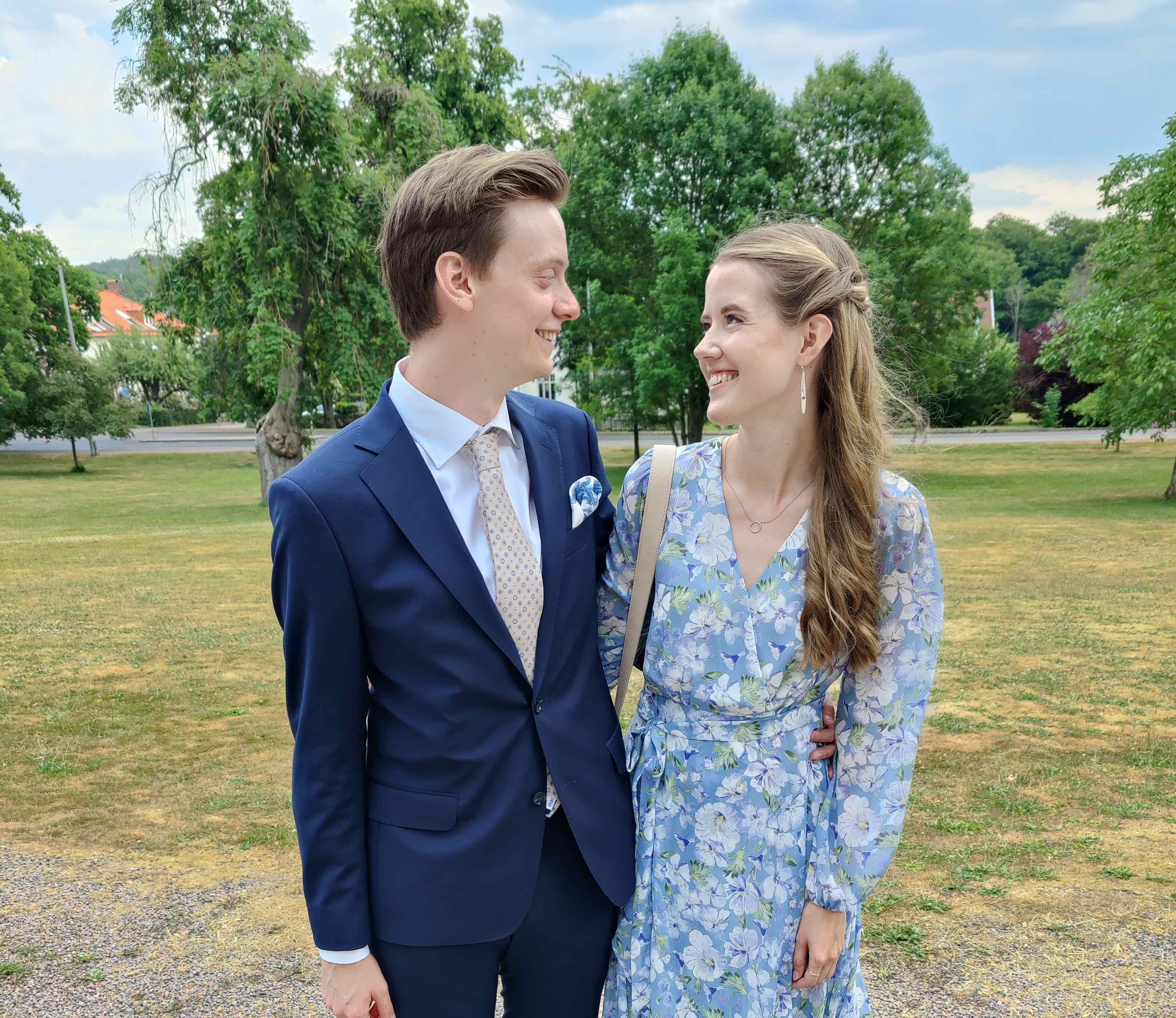 Simon och Stina ler mot varandra